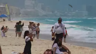 Los guardavidas vigilan las playas de Cancún