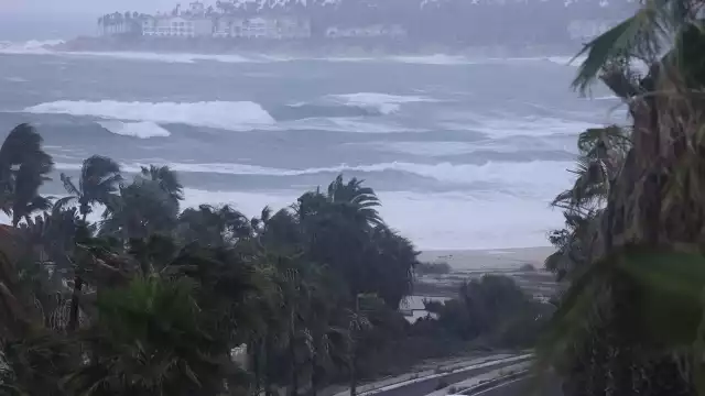 El Huracán Kay podría salir de la Península de Baja California como una Tormenta Tropical, según la gráfica del Centro Nacional de Huracanes de EU