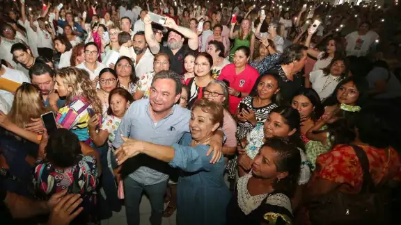 El Amigo Libo estuvo acompañado por más de 2 mil 500 mujeres de Mérida El Amigo Libo estuvo acompañado por más de 2 mil 500 mujeres de Mérida
