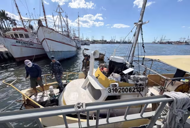 La Secretaría de Marina aseguró una embarcación por pesca ilegal en Seybaplaya.