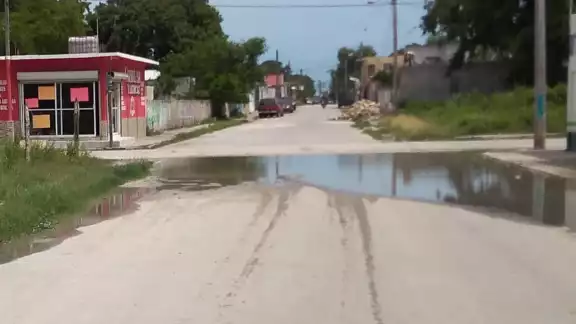 Vecinos aseguran que se desperdician 2 mil litros de agua diariamente Vecinos aseguran que se desperdician 2 mil litros de agua diariamente