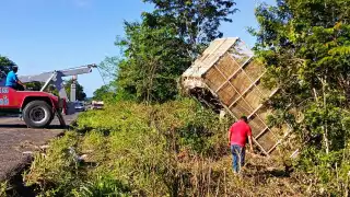 Una grúa rescató la unidad siniestrada, junto con el remolque que quedó entre la maleza