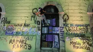 Las manifestantes rayonearon y prendieron fuego a diversas construcciones del Centro Histórico de Mérida