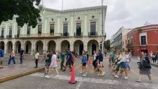 Los 'enganchadores' se mueven cerca de la Plaza Grande de Mérida a la caza del turismo extranjero