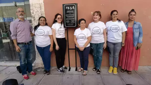 La placa del Pasaje de las Sufragistas se encuentra junto a la antigua sede del Congreso de Yucatán La placa del Pasaje de las Sufragistas se encuentra junto a la antigua sede del Congreso de Yucatán
