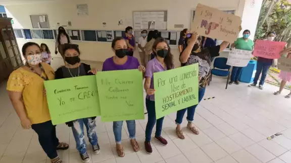 Con pancartas muestra su apoyo al personal administrativo que ha sufrido acoso de parte de Humberto Z