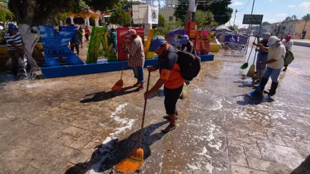 Personal de limpieza comenzó con los trabajos para retirar el mal olor tras el Carnaval de Kanasín