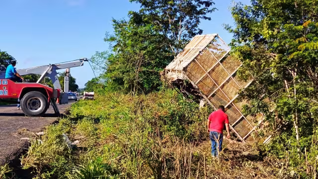 Una grúa rescató la unidad siniestrada, junto con el remolque que quedó entre la maleza