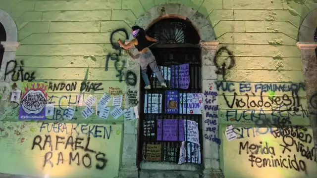 Las manifestantes rayonearon y prendieron fuego a diversas construcciones del Centro Histórico de Mérida