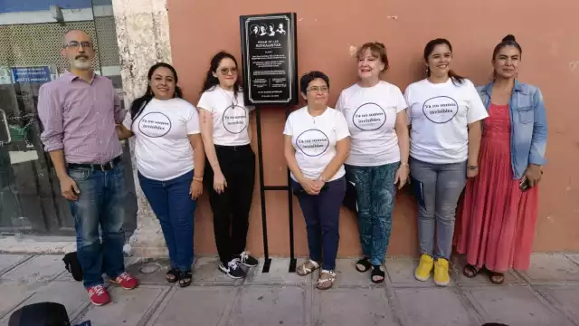 La placa del Pasaje de las Sufragistas se encuentra junto a la antigua sede del Congreso de Yucatán