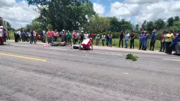 Paramédicos auxiliaron a la pareja de la mujer, quien fue trasladado a un hospital Paramédicos auxiliaron a la pareja de la mujer, quien fue trasladado a un hospital