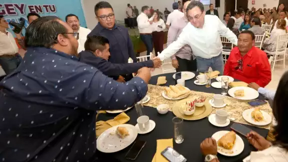 Liborio Vidal Aguilar, titular de la Segey, desayunó con los integrantes del programa, que ha llegado a 64 municipios