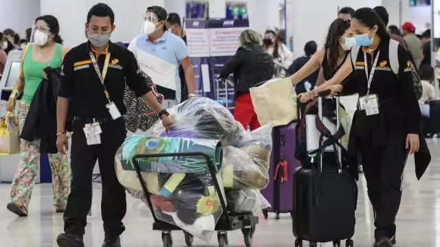 El personal del aeropuerto de Cancún trasladó los objetos para su quema