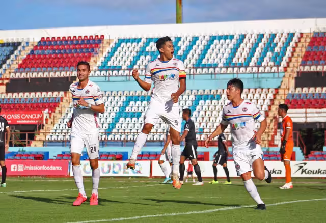 El encuentro se lleva a cabo en el Estadio “Andrés Quintana Roo”