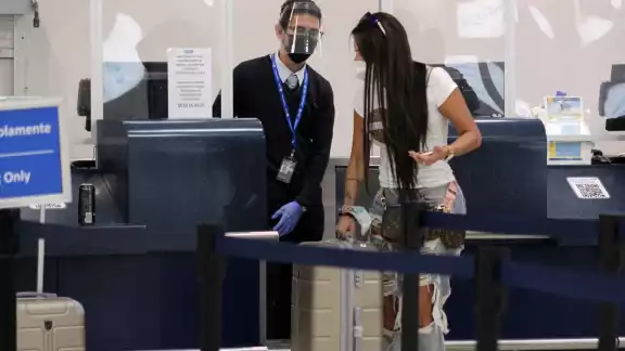 Colombiana pierde su vuelo por no presentar prueba PCR en aeropuerto de Cancún