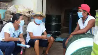 Yesenia Polaco en su gira por el municipio de Tekax, escuchando a los trabajadores del campo