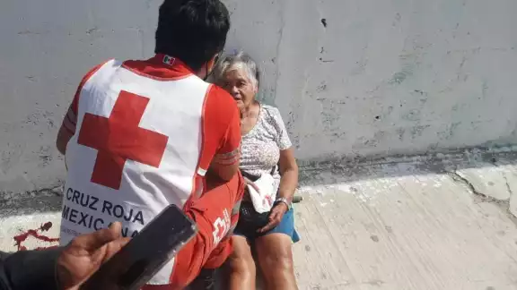 La mujer fue atendida por paramédicos de la Cruz Roja La mujer fue atendida por paramédicos de la Cruz Roja
