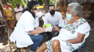 Durante su gira por ese municipio, entregó 320 piezas de mobiliario escolar