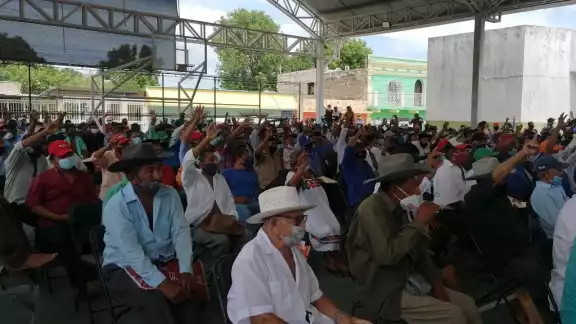 Para evitar aglomeraciones y posibles contagios de COVID-19, se reunieron en la cancha de usos multiples de Dzitbalché Para evitar aglomeraciones y posibles contagios de COVID-19, se reunieron en la cancha de usos multiples de Dzitbalché
