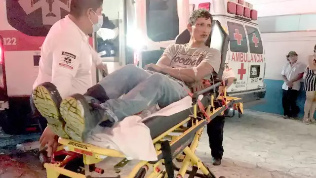 Hombre recibe descarga eléctrica por manipular cables de alta tensión en Quintana Roo