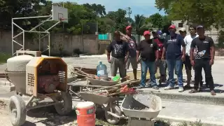 La cancha de futbol rápido debería de haber finalizado en julio, sin embargo, por la falta de pago se ha detenido en tres ocasiones