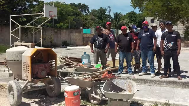 La cancha de futbol rápido debería de haber finalizado en julio, sin embargo, por la falta de pago se ha detenido en tres ocasiones