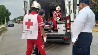 Se pasa el alto y provoca accidente de motociclista en Escárcega