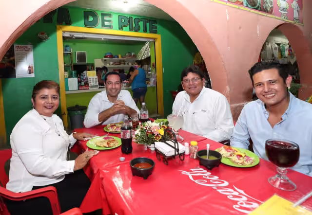 El gobernador Mauricio Vila atendió a las sugerencias de los yucatecos para elegir un sitio dónde cenar en la localidad de Pisté
