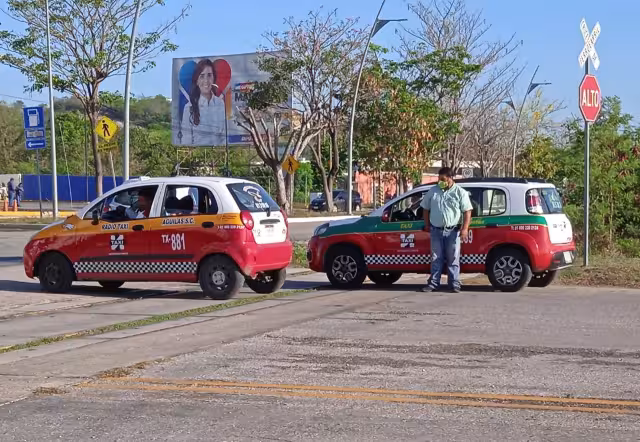 tomar un taxi urbano en lugar de uno del aeropuerto representa para los viajeros un ahorro de hasta 150 pesos entre tarifas