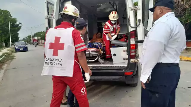 El hombre y la mujer  que viajaban en una motocicleta