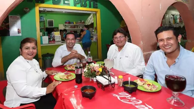 El gobernador Mauricio Vila atendió a las sugerencias de los yucatecos para elegir un sitio dónde cenar en la localidad de Pisté