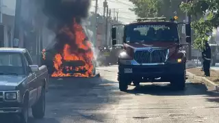 Incendio consume un automóvil cerca de una primaria en Progreso: VIDEO