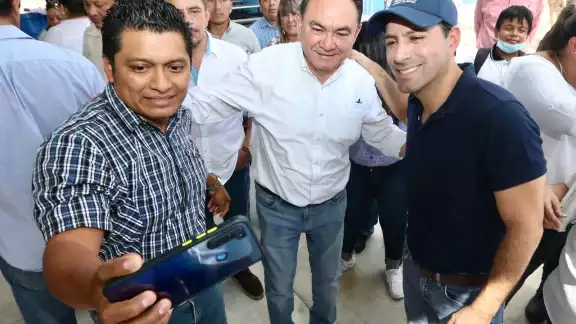 Estamos pensando en el futuro, pero construyendo desde el presente, queremos que en Yucatán se hablen más idiomas, aseguró Vidal Aguilar Estamos pensando en el futuro, pero construyendo desde el presente, queremos que en Yucatán se hablen más idiomas, aseguró Vidal Aguilar