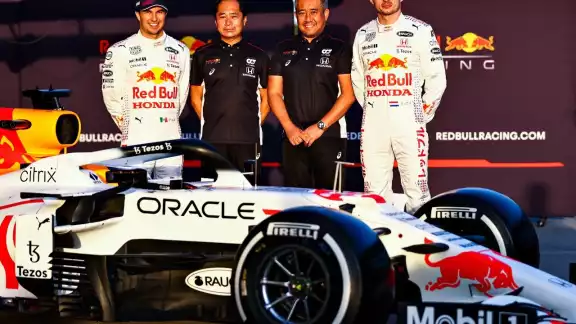 El mexicano clasificó en séptimo, pero arrancará mañana en sexto por la penalización de Lewis Hamilton