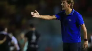 Íñigo Idiákez felicitó al portero del Cancún FC, Edson Reséndez, por su desempeño en los últimos partidos del equipo