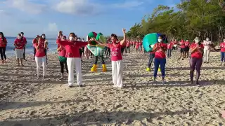 El evento contó con una activación deportiva de zumba, realizada por quienes entraron en calor para animar a todos los participantes.  Foto: Sandy Márquez