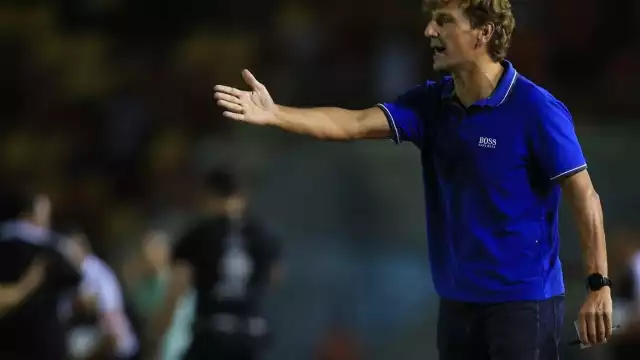 Íñigo Idiákez felicitó al portero del Cancún FC, Edson Reséndez, por su desempeño en los últimos partidos del equipo