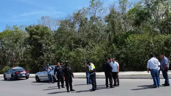 Elementos de la Policía de Playa del Carmen acudieron  la zona donde transportistas evitaban el trabajo de personal del Imoveqroo para controlar la situación