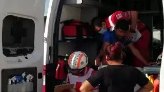 El conductor de la motocicleta fue atendido por paramédicos  de la Cruz Roja tras el choque en Cancún