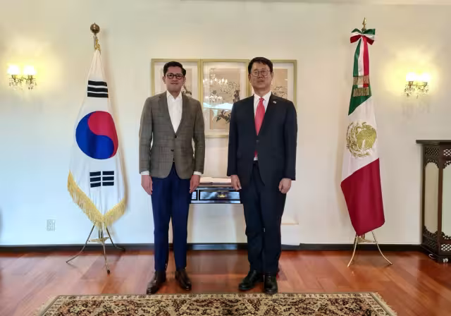 El canciller Roberto Velasco Álvarez se reunió con el embajador Lee Jooil para coordinar la próxima visita de Estado del presidente de Corea del Sur, Lee Jae-myung.