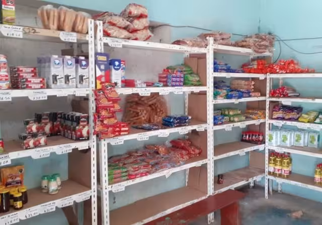 La gente tiene que adquirir por lo menos 250 pesos en diversos mercancías para que puedan hacerse de medio bulto del grano