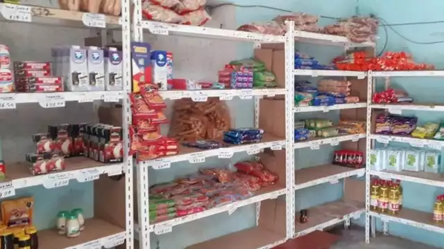 La gente tiene que adquirir por lo menos 250 pesos en diversos mercancías para que puedan hacerse de medio bulto del grano