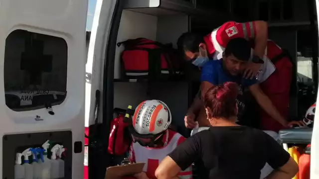 El conductor de la motocicleta fue atendido por paramédicos  de la Cruz Roja tras el choque en Cancún