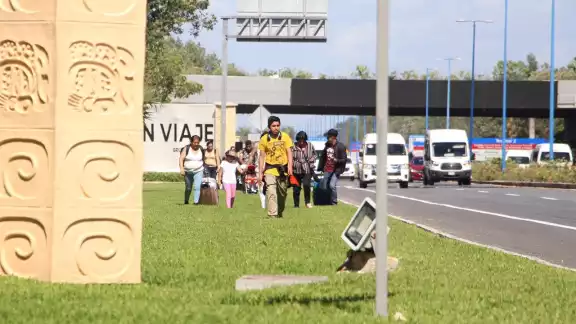 Los turistas caminaron para llegar a su destino