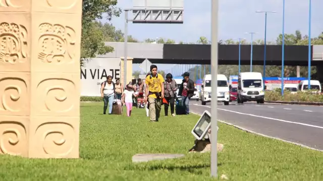 Los turistas caminaron para llegar a su destino