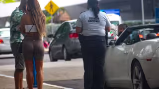 La pareja estaba dentro de un auto color blanco
