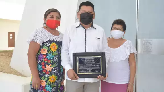 El docente recibió el reconocimiento que se entrega por primera vez por el Congreso estatal