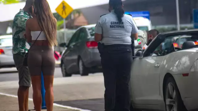 La pareja estaba dentro de un auto color blanco