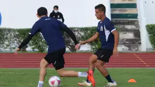 Los equipos trabajan cada uno en el campo de entrenamiento para ponerse a punto para el arranque de la temporada