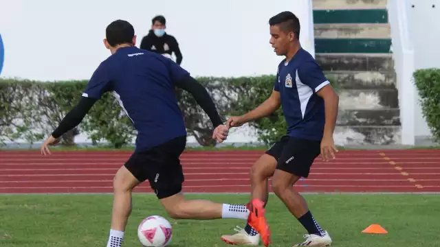 Los equipos trabajan cada uno en el campo de entrenamiento para ponerse a punto para el arranque de la temporada